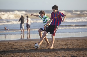 two-boys-playing-soccer-at-the-beach-in-argentina-000016275212_xxxlarge-e1439521349607 